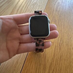 Apple SE 2 41mm Smartwatch with wristbands and chargers